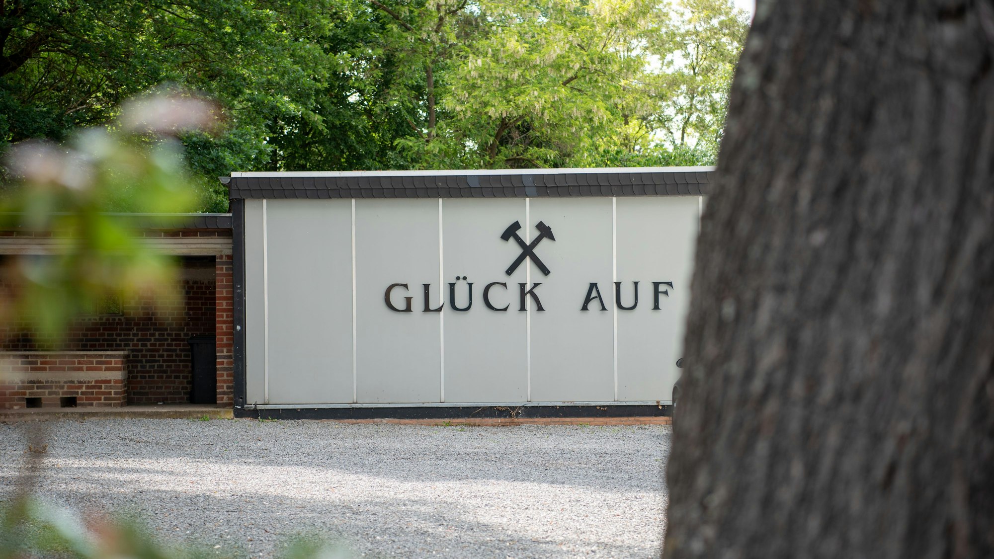 Auf einem Gebäude steht der Schriftzug „Glück Auf“.