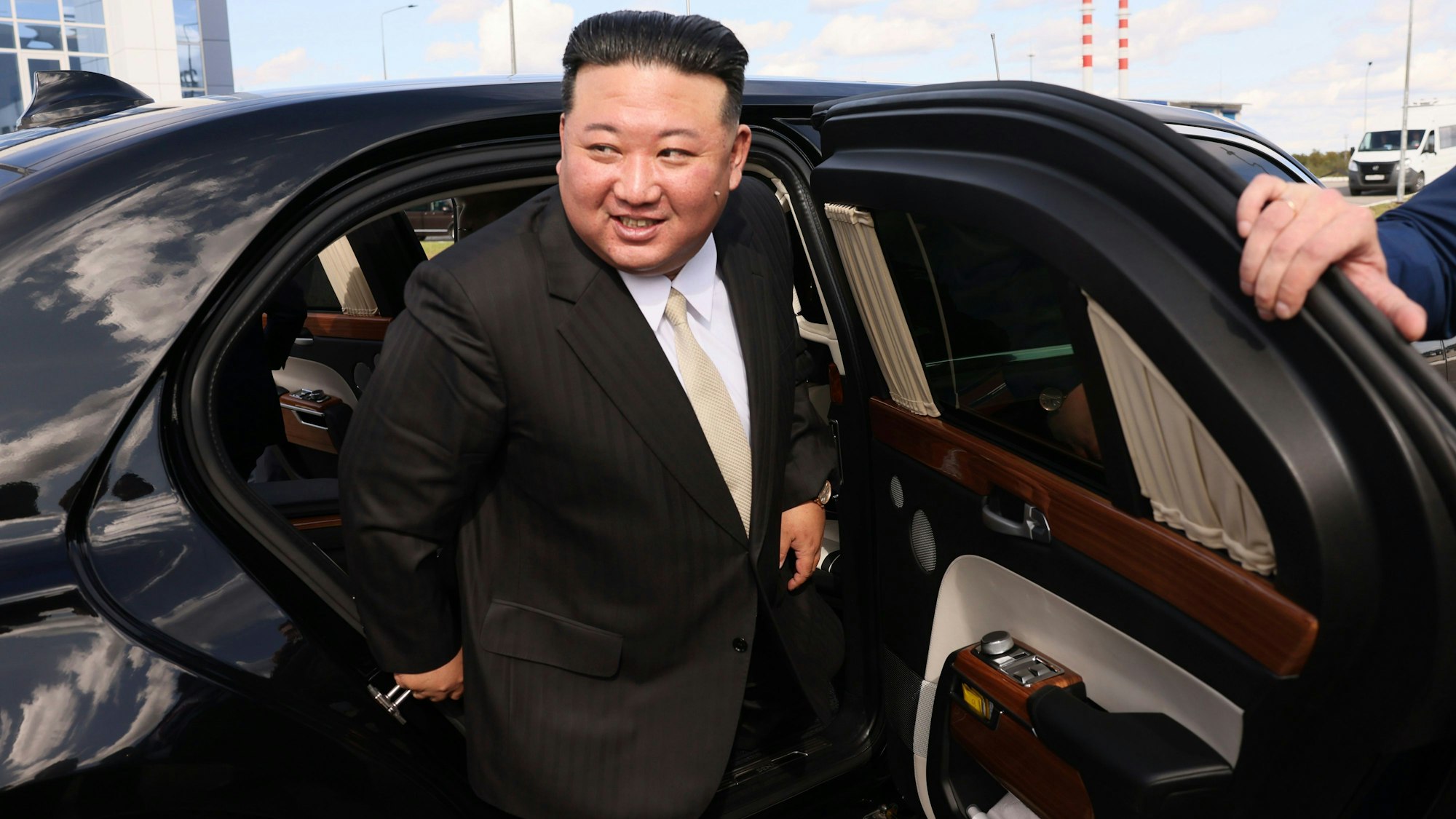 Auf diesem von der staatlichen russischen Nachrichtenagentur Sputnik via AP veröffentlichte Foto trifft Kim Jong-un, Machthaber von Nordkorea, zu seinem Treffen mit dem russischen Präsidenten Putin auf dem Weltraumbahnhof Wostotschny ein.