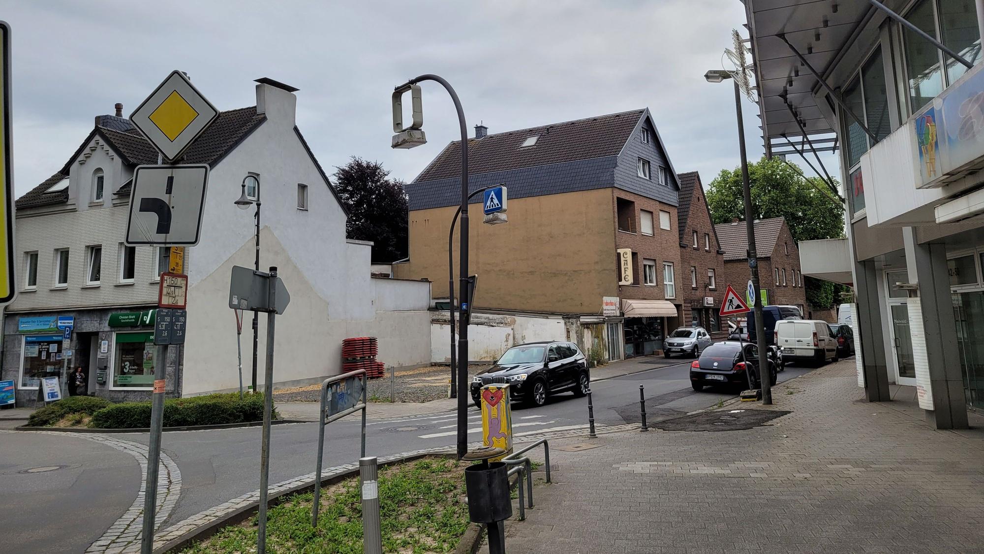 Das Foto zeigt eine Kreuzung, ein Auto nähert sich einem Zebrastreifen.