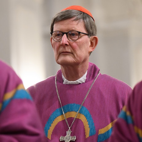 Kardinal Rainer Maria Woelki, Erzbischof von Köln, kommt vor dem Eröffnungsgottesdienst der Frühjahrsvollversammlung der Deutschen Bischofskonferenz in die Hofkirche.