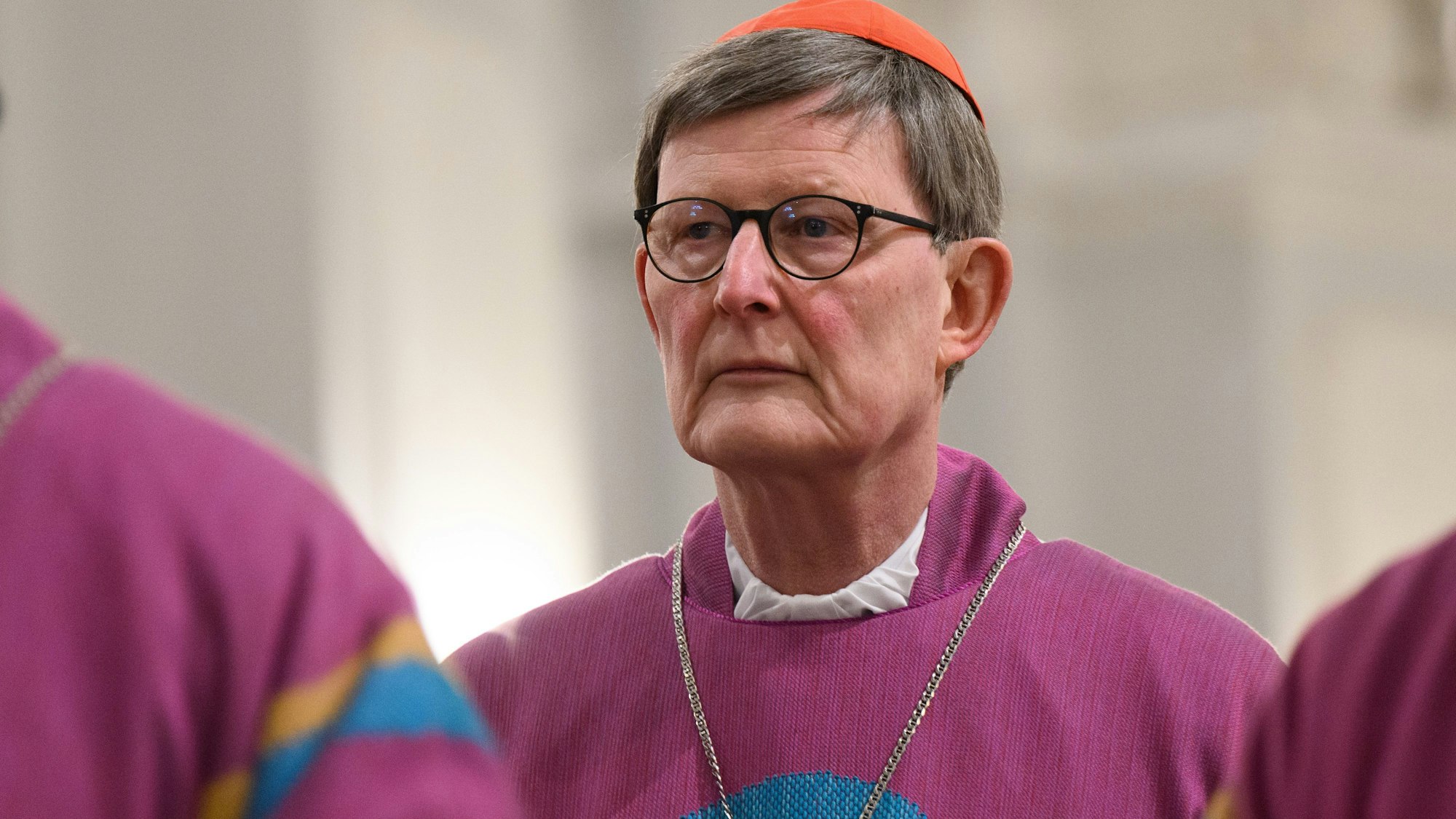 Kardinal Rainer Maria Woelki, Erzbischof von Köln, kommt vor dem Eröffnungsgottesdienst der Frühjahrsvollversammlung der Deutschen Bischofskonferenz in die Hofkirche.
