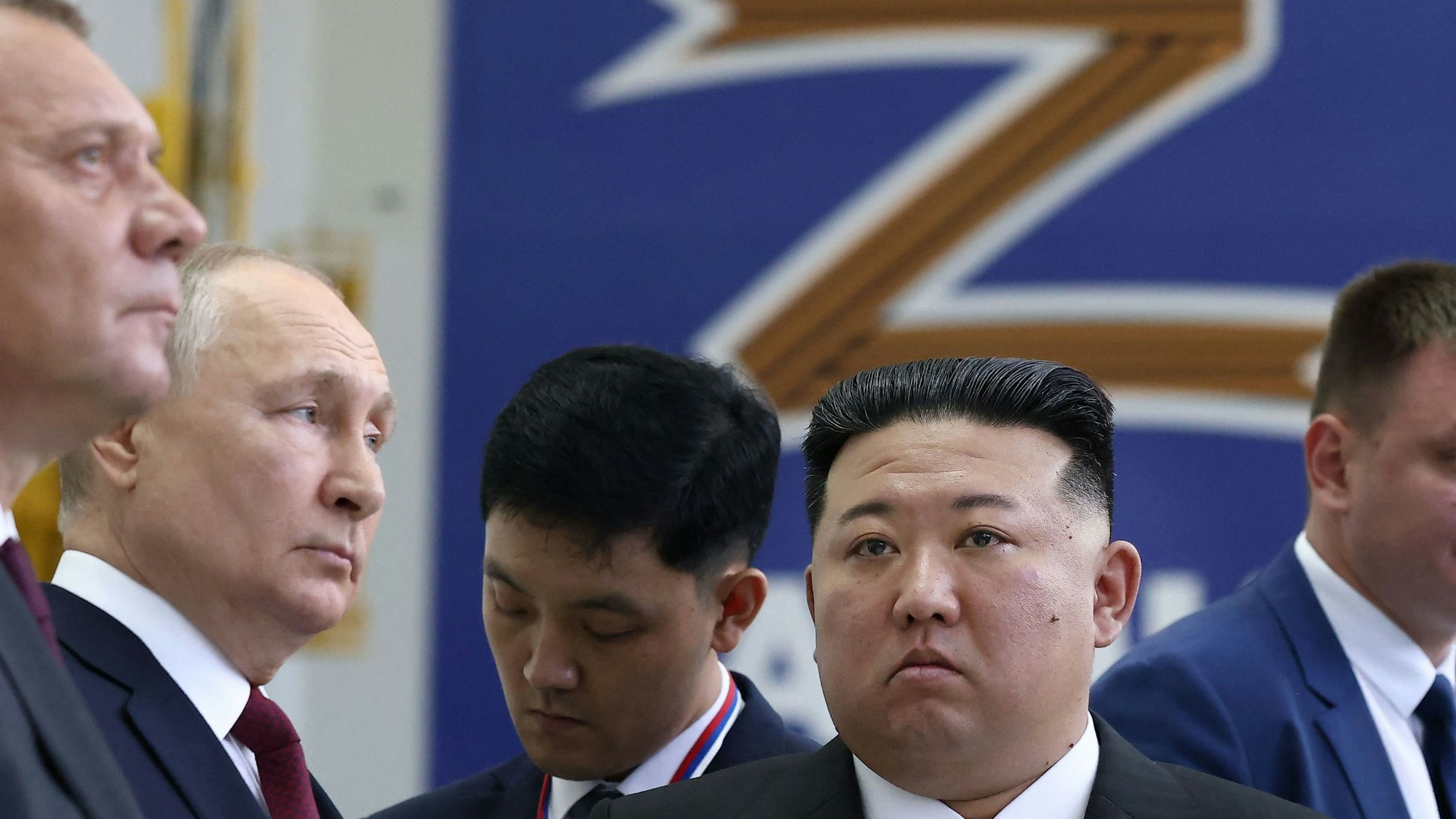 Kremlchef Wladimir Putin (l.) zusammen mit Nordkoreas Diktator Kim Jung Un im Weltraumbahnhof Wostoschny. Im Hintergrund prangt das „Z“ an der Wand, das als Symbol des russischen Krieges gegen die Ukraine gilt.