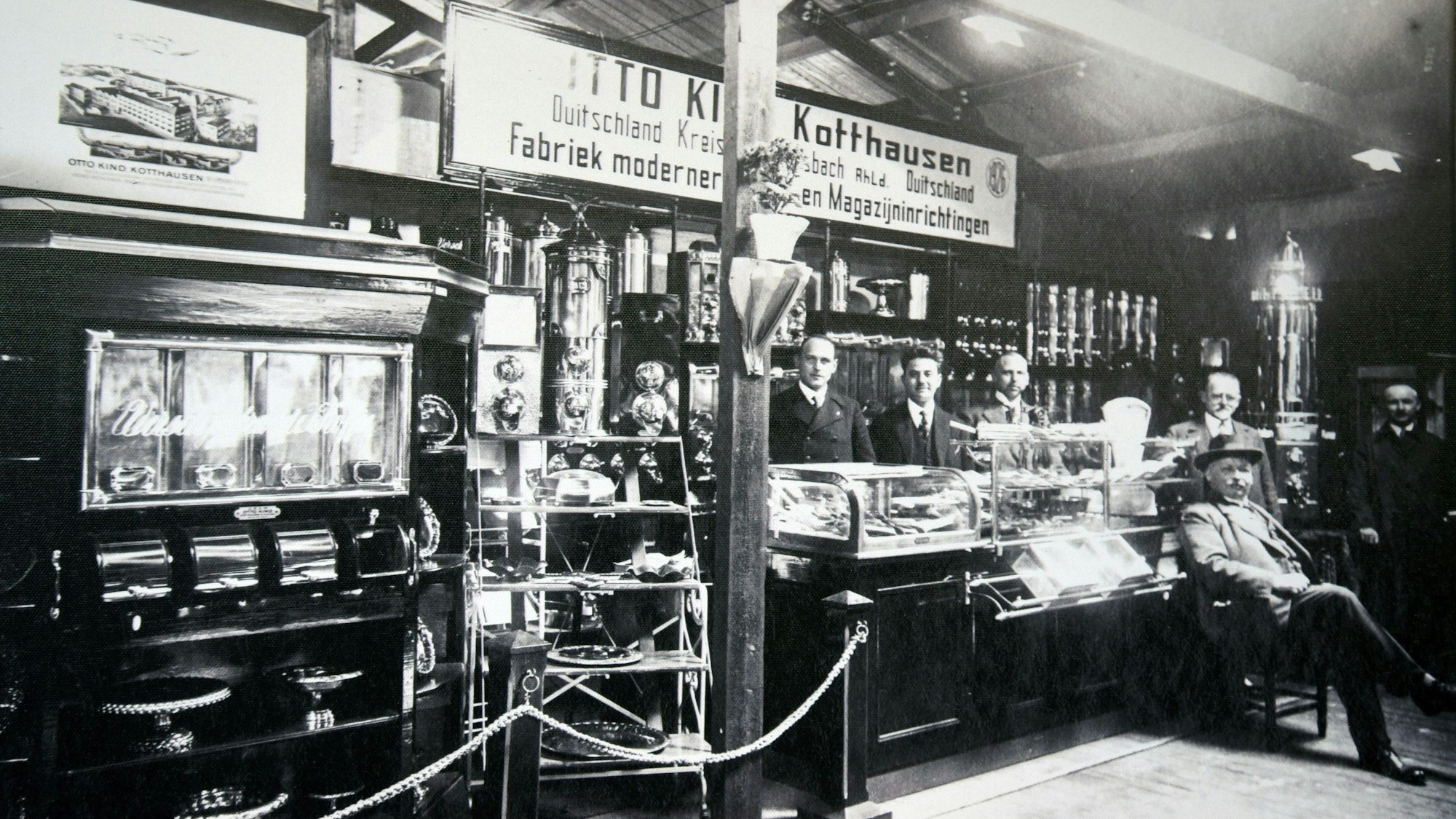 Ein altes schwarz-weißes Foto der Firma Otto Kind.