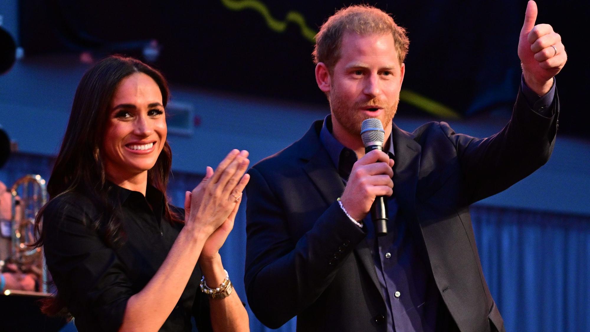Prinz Harry und seine Frau, Meghan stehen während der Invictus Games in Düsseldorf auf der Bühne.