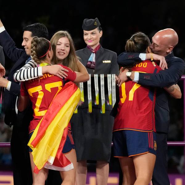 Luis Rubiales, Präsident des spanischen Fußballverbands, umarmt und küsst Alba Redondo, während Königin Letizia von Spanien (2.v.l) Laia Codina gratuliert und Prinzessin Infanta Sofia die Spanierin Athenea Del Castillo umarmt bei der Siegerehrung nach dem Finale im Stadium Australia in Sydney. Spanien besiegte England im Finale.