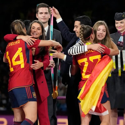 Luis Rubiales, Präsident des spanischen Fußballverbands, umarmt und küsst Alba Redondo, während Königin Letizia von Spanien (2.v.l) Laia Codina gratuliert und Prinzessin Infanta Sofia die Spanierin Athenea Del Castillo umarmt bei der Siegerehrung nach dem Finale im Stadium Australia in Sydney. Spanien besiegte England im Finale.