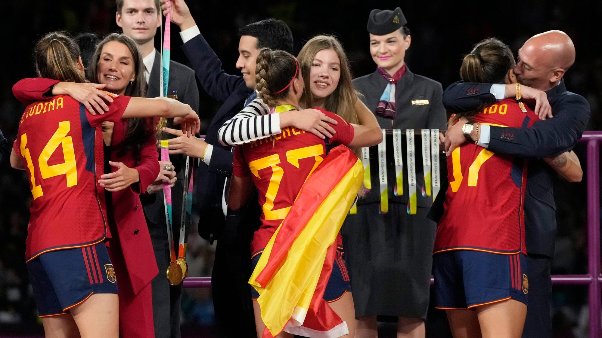 Luis Rubiales, Präsident des spanischen Fußballverbands, umarmt und küsst Alba Redondo, während Königin Letizia von Spanien (2.v.l) Laia Codina gratuliert und Prinzessin Infanta Sofia die Spanierin Athenea Del Castillo umarmt bei der Siegerehrung nach dem Finale im Stadium Australia in Sydney. Spanien besiegte England im Finale.