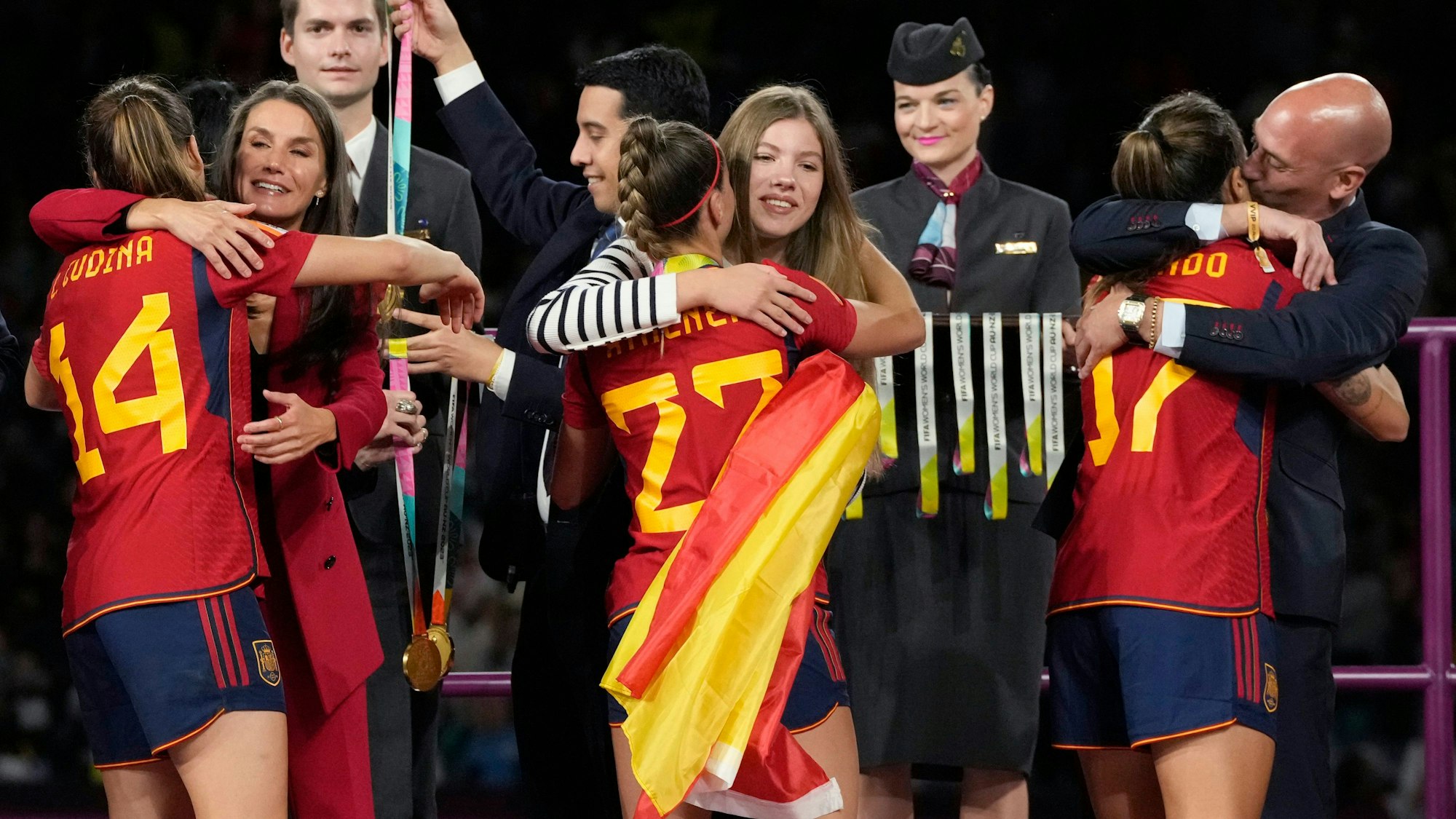 Luis Rubiales, Präsident des spanischen Fußballverbands, umarmt und küsst Alba Redondo, während Königin Letizia von Spanien (2.v.l) Laia Codina gratuliert und Prinzessin Infanta Sofia die Spanierin Athenea Del Castillo umarmt bei der Siegerehrung nach dem Finale im Stadium Australia in Sydney. Spanien besiegte England im Finale.