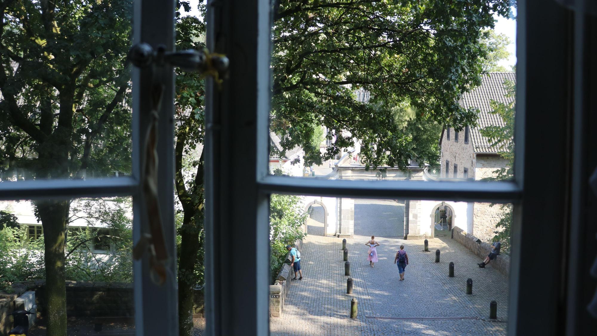 Blick aus dem Fenster von Haus Felsenkeller in Altenberg auf den Torbogen.