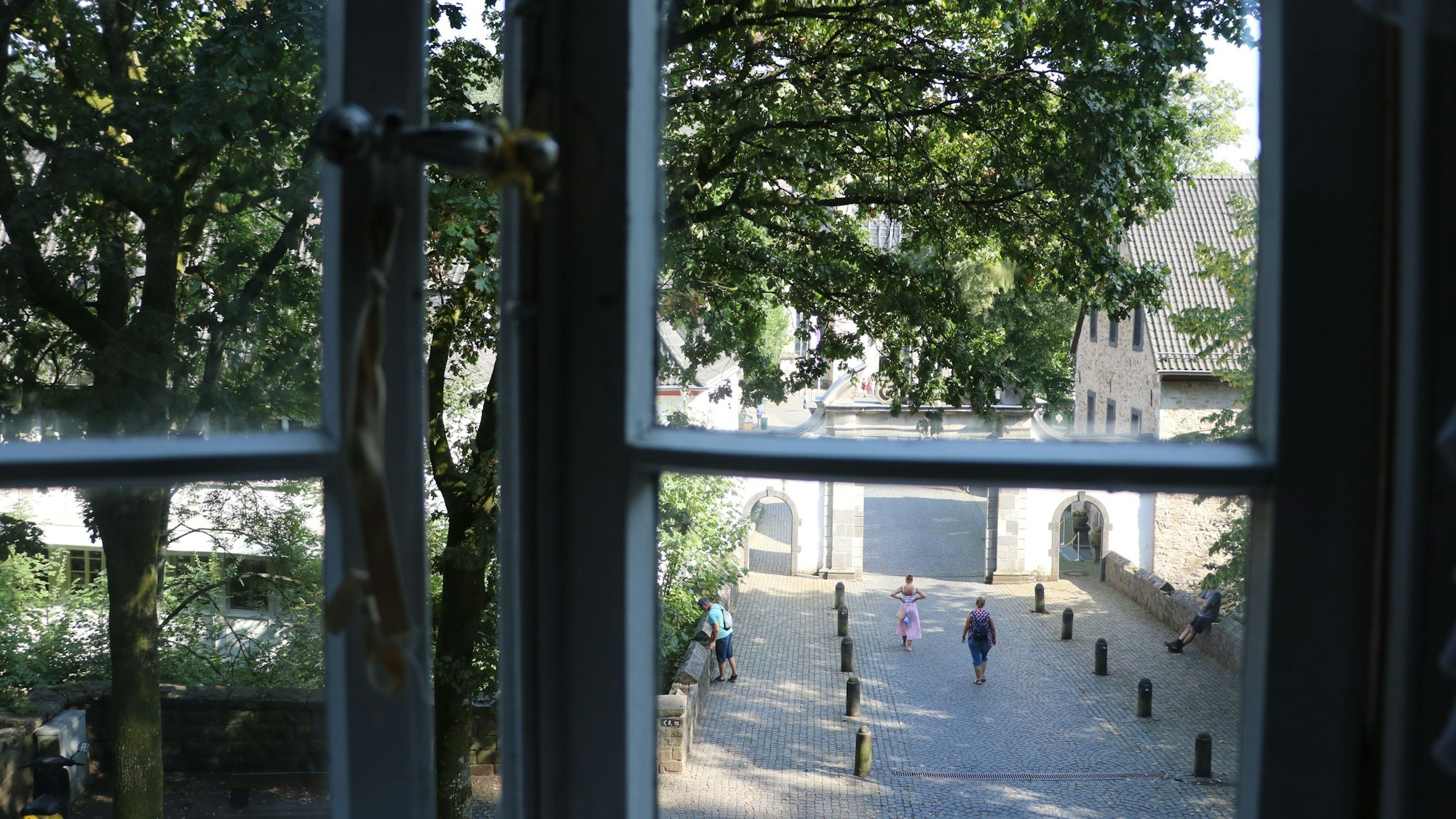 Blick aus dem Fenster von Haus Felsenkeller in Altenberg auf den Torbogen.
