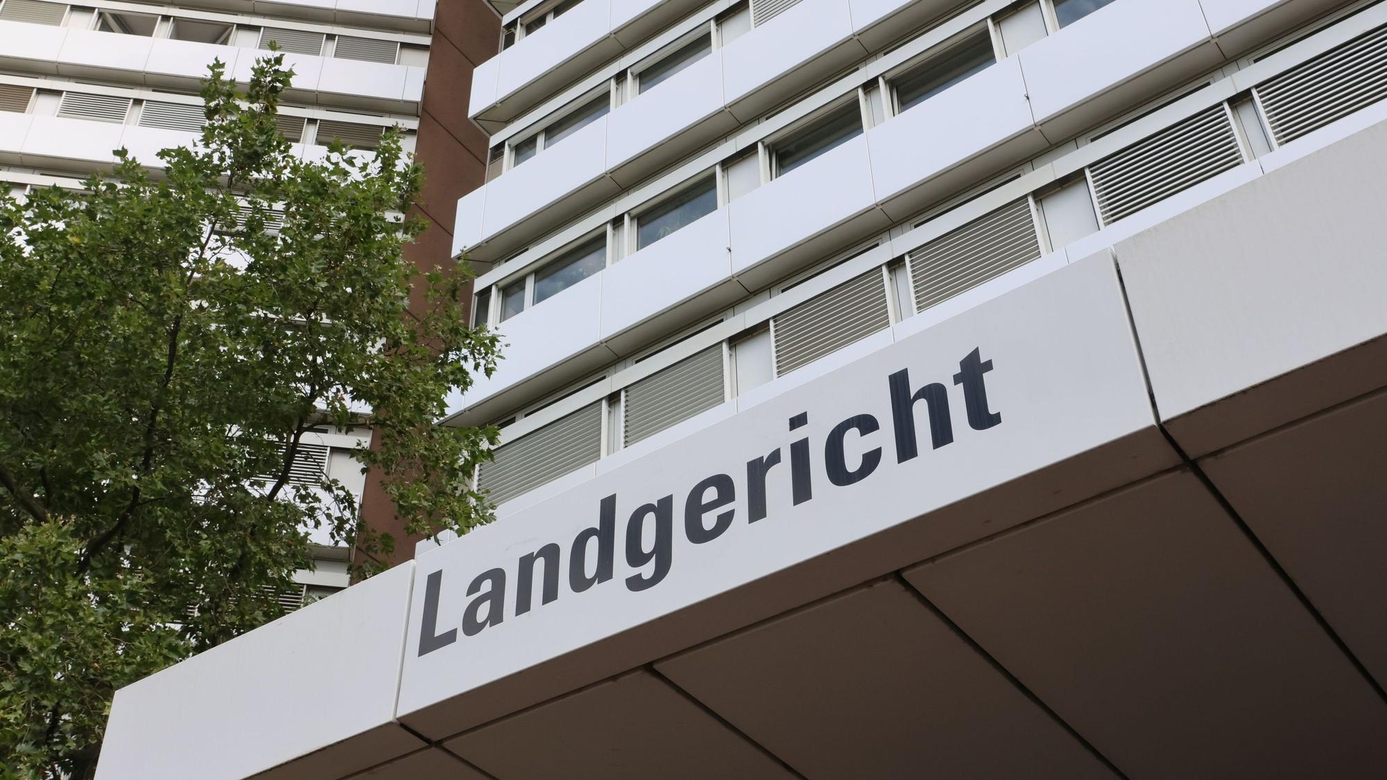 Vor dem Landgericht in Köln wird zurzeit der Fall eines 25-Jährigen aus Bergneustadt verhandelt, der Jugendliche sexuell missbraucht haben soll.
