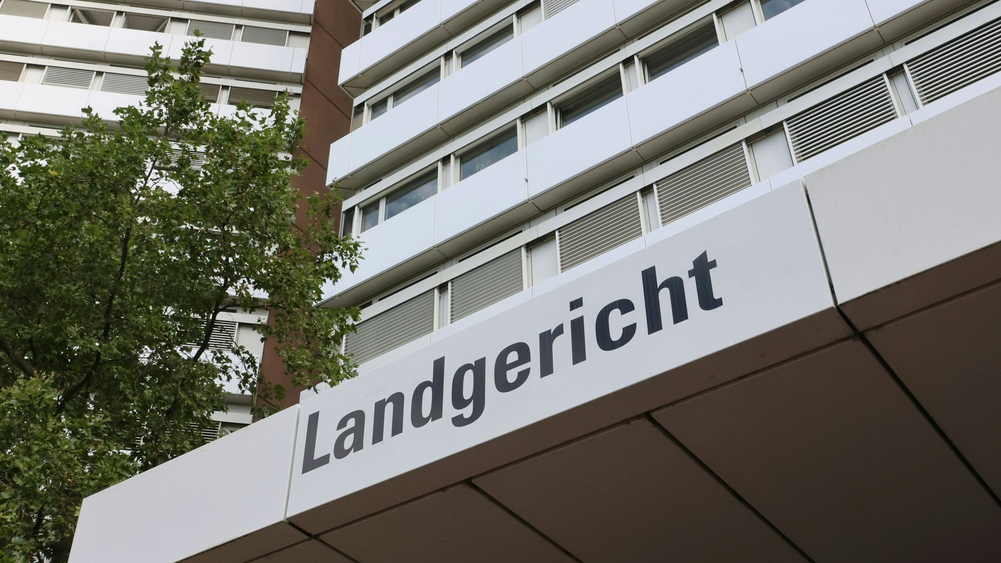 Vor dem Landgericht in Köln wird zurzeit der Fall eines 25-Jährigen aus Bergneustadt verhandelt, der Jugendliche sexuell missbraucht haben soll.