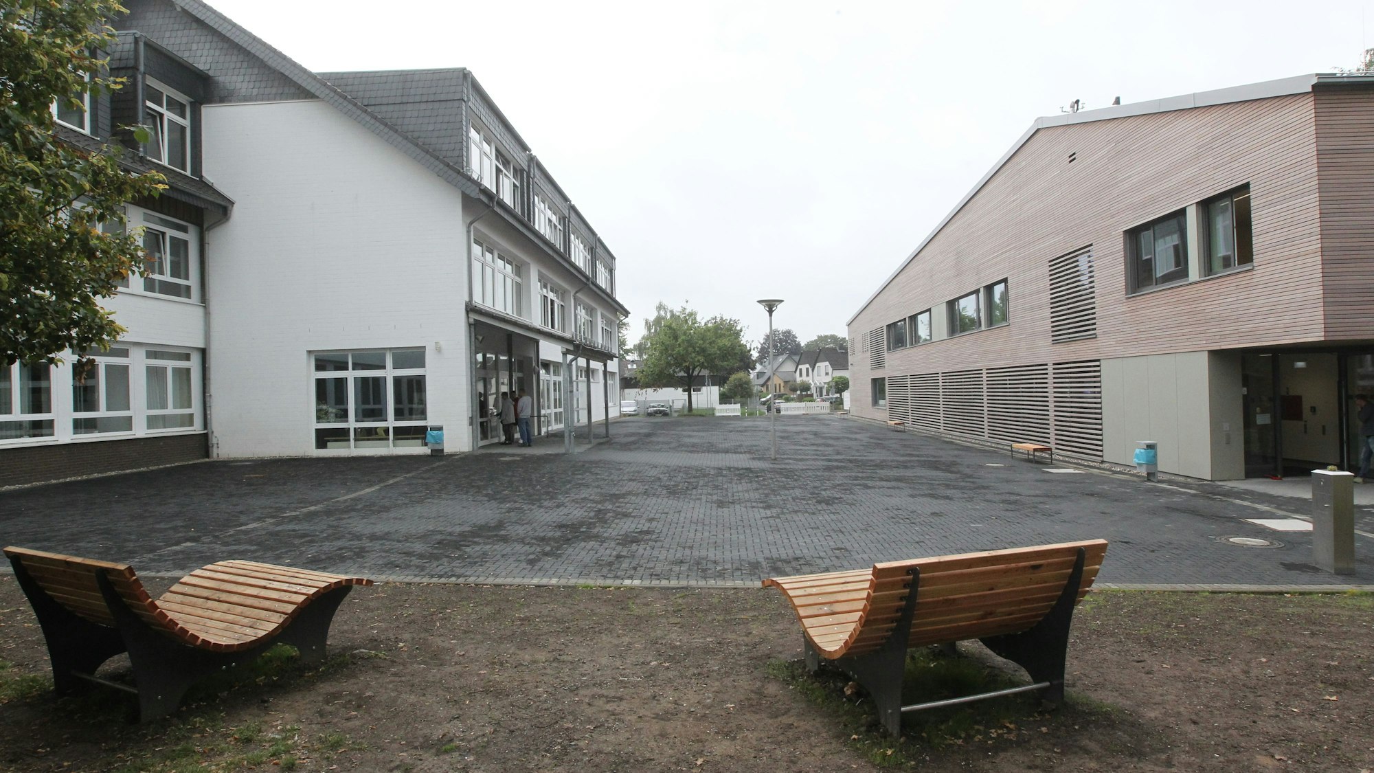 Die Gesamtschule Neunkirchen (links) hier mit dem Selbstlernzentrum besteht seit zehn Jahren.