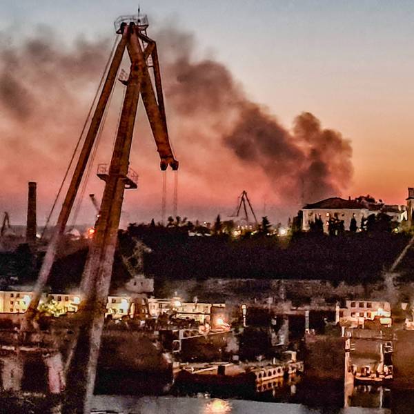 Rauch steigt nach einem ukrainischen Angriff über dem Hafen von Sewastopol auf. Laut Moskaus Angaben sind mehrere Marschflugkörper auf Sewastopol abgefeuert worden.