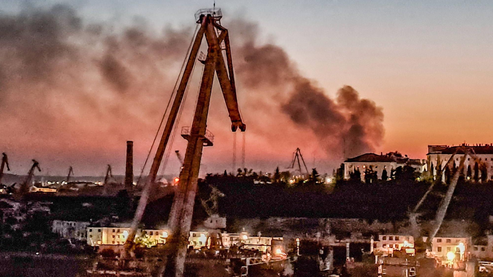 Rauch steigt nach einem ukrainischen Angriff über dem Hafen von Sewastopol auf. Laut Moskaus Angaben sind mehrere Marschflugkörper auf Sewastopol abgefeuert worden.