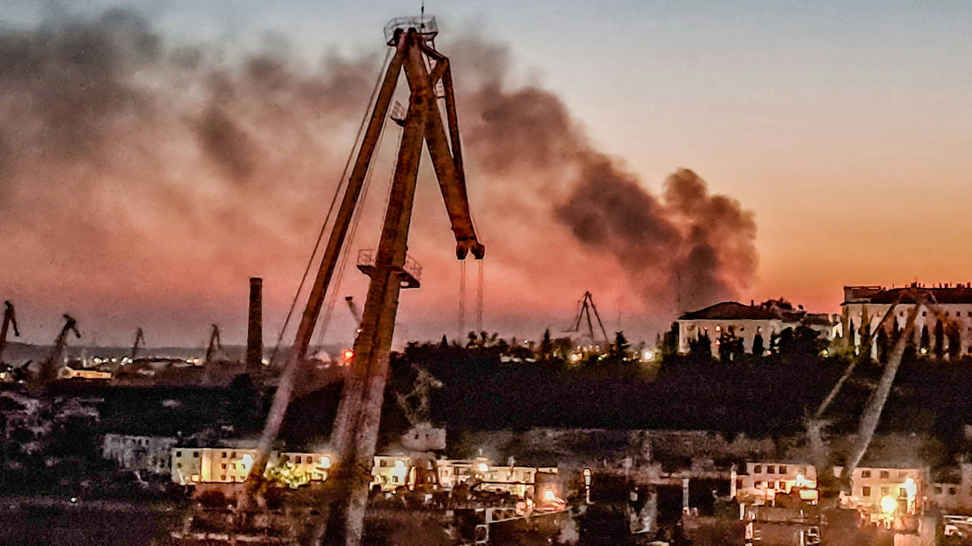 Rauch steigt nach einem ukrainischen Angriff über dem Hafen von Sewastopol auf. Laut Moskaus Angaben sind mehrere Marschflugkörper auf Sewastopol abgefeuert worden.