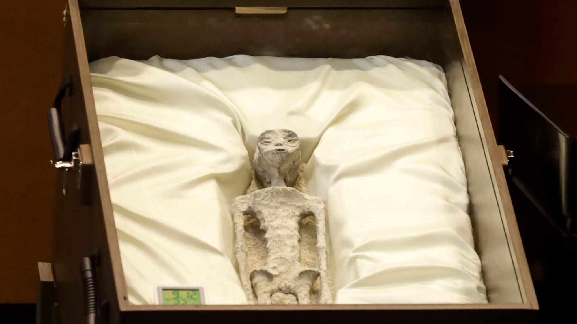 Die angebliche Alien-Mumie bei der öffentlichen Anhörung über unidentifizierte anomale Phänomene im Abgeordnetenhaus von Mexiko-Stadt am 12. September 2023.