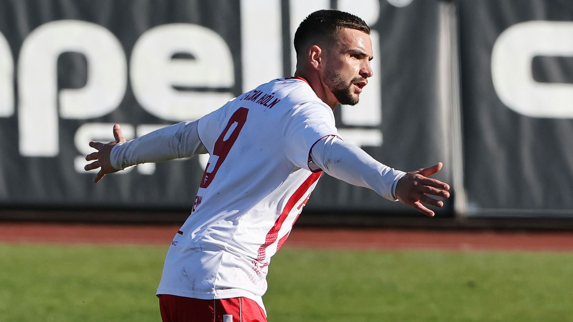 SC Fortuna Köln vs. Schalke 04 II, 4.Liga, Leon Demaj (Fortuna) feiert sein Tor zum 2:2 Ausgleich, 19.03.2022, Bild: Herbert Bucco