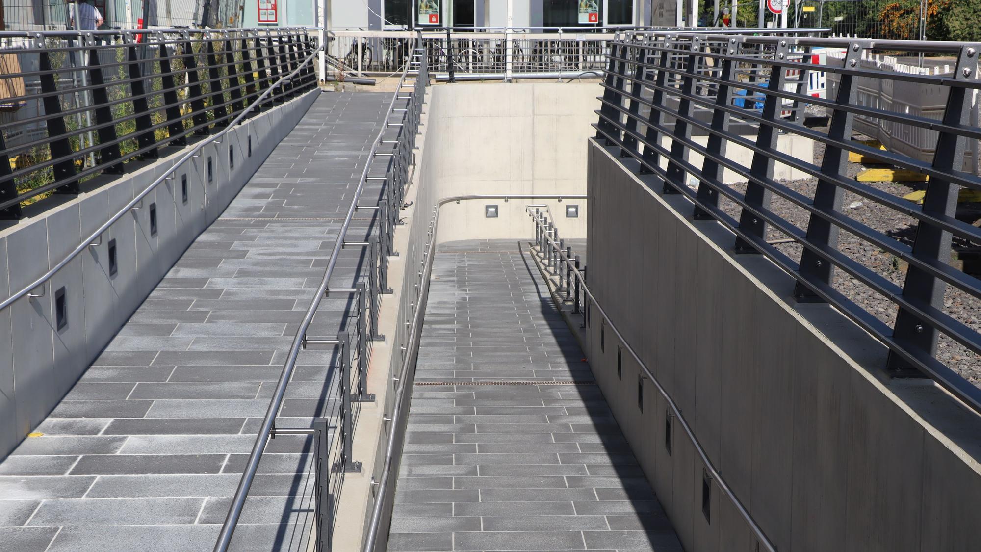 Fast fertig ist der Bodenbelag am barrierefreien Zugang von der Flach-Fengler-Straße aus zum Bahnhof.