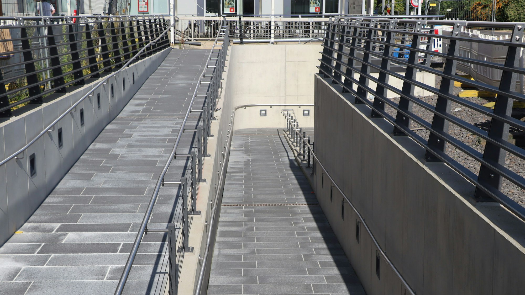 Fast fertig ist der Bodenbelag am barrierefreien Zugang von der Flach-Fengler-Straße aus zum Bahnhof.