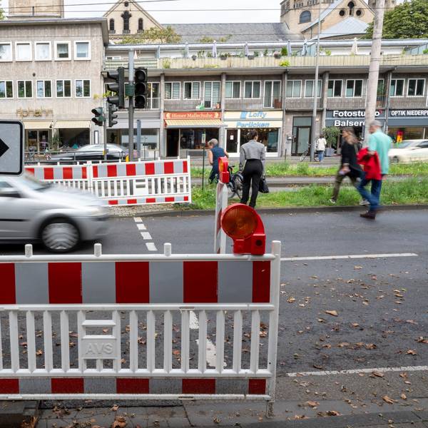 Sperrung der Fußgängerampel an der Ecke Hahnenstraße/Mauritiussteinweg, Fußgänger überqueren die Straße dennoch.