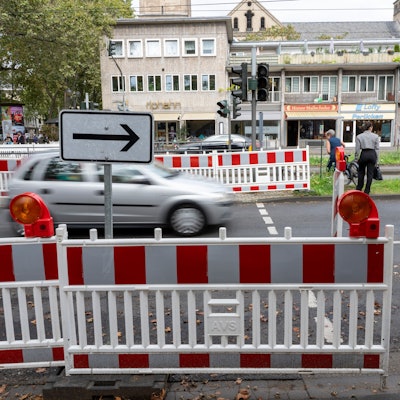 Sperrung der Fußgängerampel an der Ecke Hahnenstraße/Mauritiussteinweg, Fußgänger überqueren die Straße dennoch.