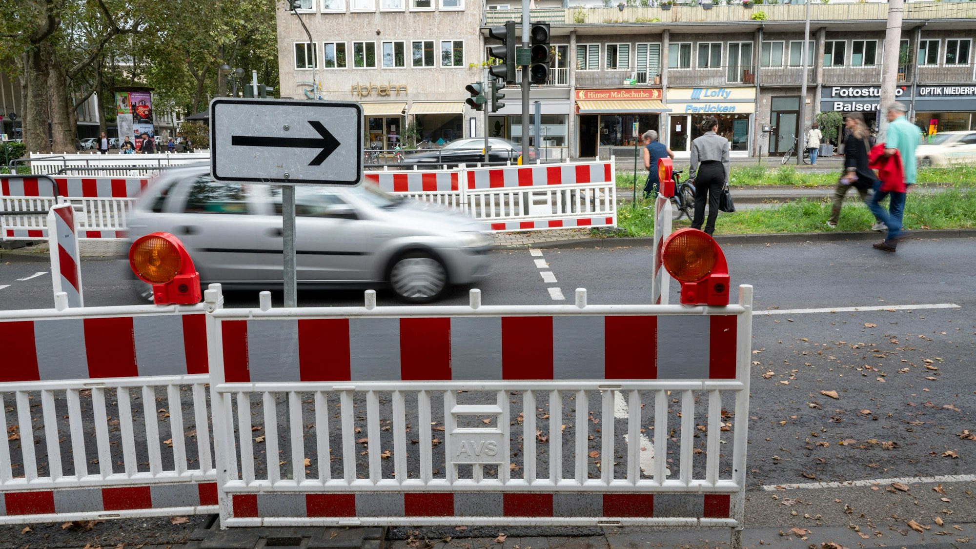Sperrung der Fußgängerampel an der Ecke Hahnenstraße/Mauritiussteinweg, Fußgänger überqueren die Straße dennoch.