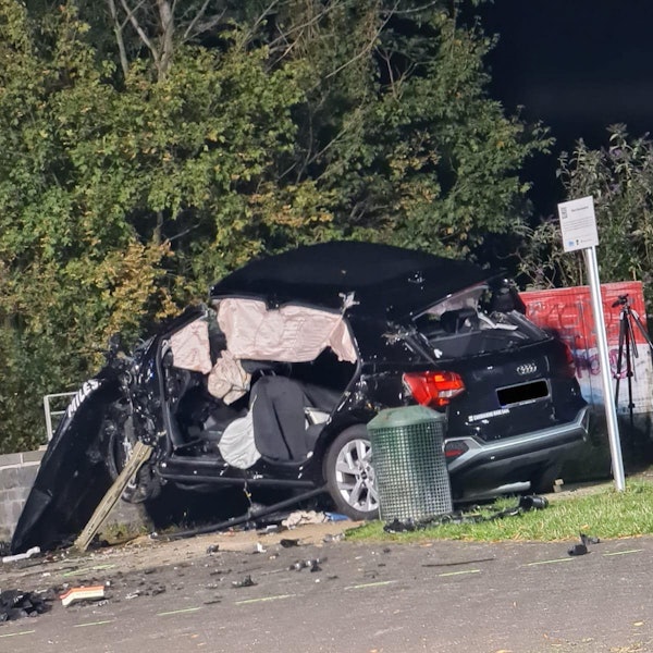 Der zerbeulte Audi nach dem Unfall auf dem Niehler Damm.