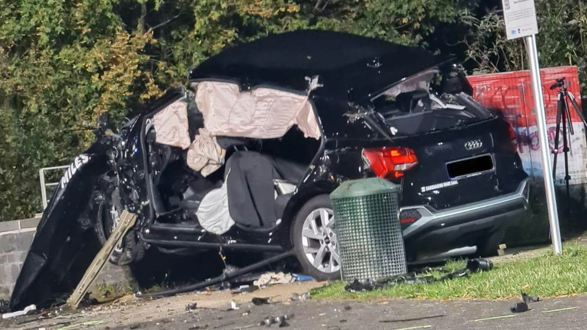 Der zerbeulte Audi nach dem Unfall auf dem Niehler Damm.