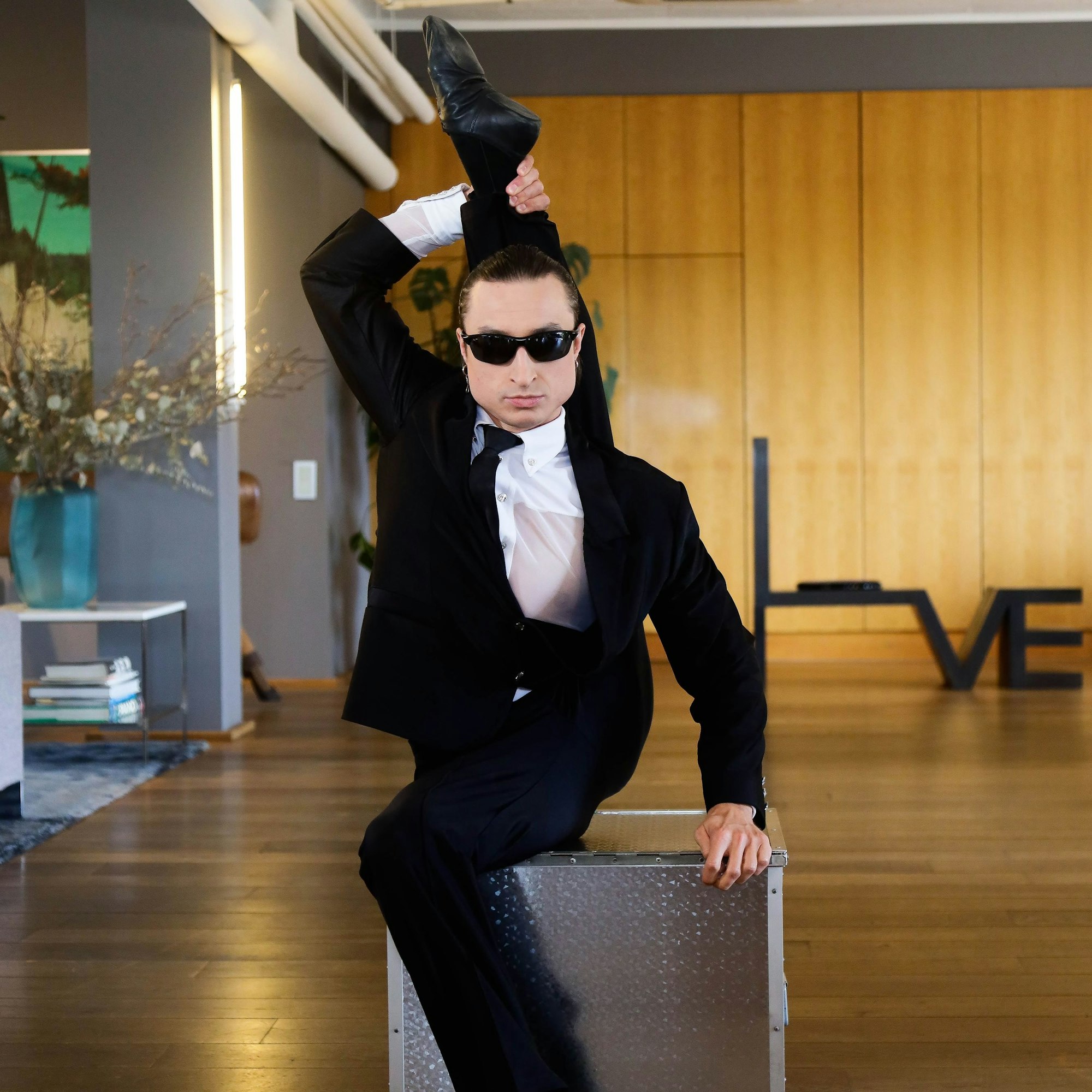 Kontorsionist Alexander Batuev im Hotel New Yoker in Köln-Mülheim.