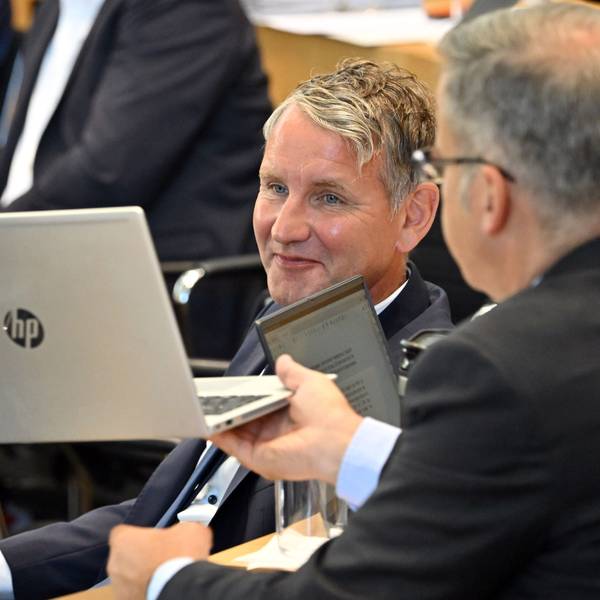 14.09.2023, Thüringen, Erfurt: Björn Höcke (AfD) sitzt im Plenarsaal des Thüringer Landtag. Die Abgeordneten wollen an diesem Tag in erster Lesung den Haushalt für 2024 beraten. Außerdem will die Opposition eine Steuersenkung gegen die rot-rot-grüne Minderheitskoalition durchsetzen. Foto: Martin Schutt/dpa +++ dpa-Bildfunk +++