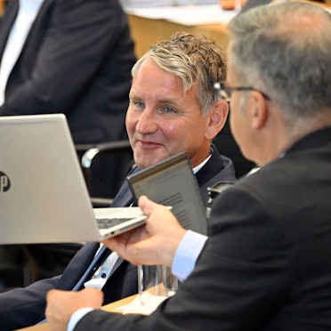 14.09.2023, Thüringen, Erfurt: Björn Höcke (AfD) sitzt im Plenarsaal des Thüringer Landtag. Die Abgeordneten wollen an diesem Tag in erster Lesung den Haushalt für 2024 beraten. Außerdem will die Opposition eine Steuersenkung gegen die rot-rot-grüne Minderheitskoalition durchsetzen. Foto: Martin Schutt/dpa +++ dpa-Bildfunk +++