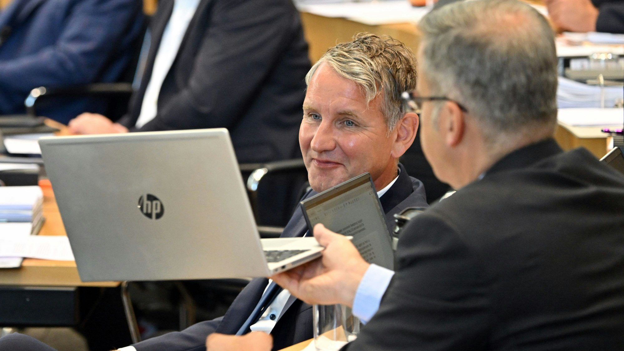 14.09.2023, Thüringen, Erfurt: Björn Höcke (AfD) sitzt im Plenarsaal des Thüringer Landtag. Die Abgeordneten wollen an diesem Tag in erster Lesung den Haushalt für 2024 beraten. Außerdem will die Opposition eine Steuersenkung gegen die rot-rot-grüne Minderheitskoalition durchsetzen. Foto: Martin Schutt/dpa +++ dpa-Bildfunk +++