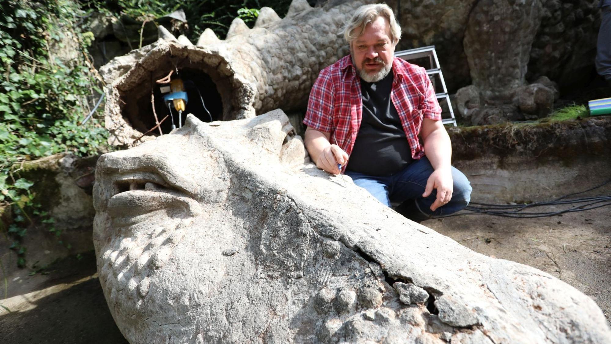 Der Kopf des Drachen mit den weiteren Rissen zeigt Boris Schnarbach in der Nibelungenhalle.