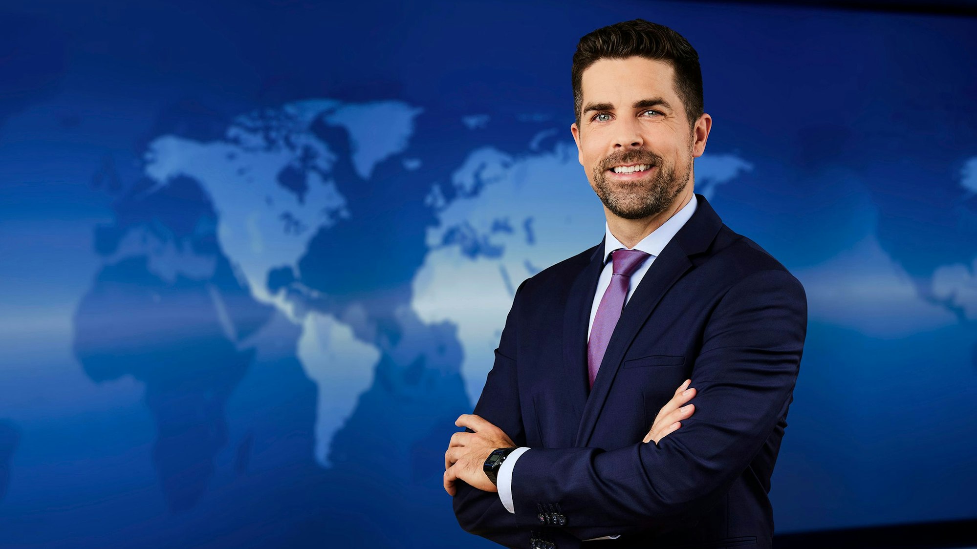 Der „Tagesschau“-Moderator Tim Berendonk steht im Studio der ARD-Nachrichtensendung in Hamburg und blickt in die Kamera.