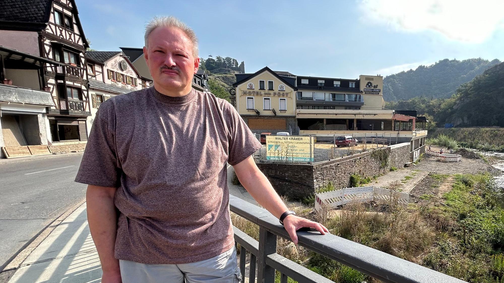 Günter Lang, Inhaber des Hotels zur Post, in Altenahr, steht im September 2023 auf der Brücke des beim Hochwasser im Sommer 2021 völlig zerstörten Orts