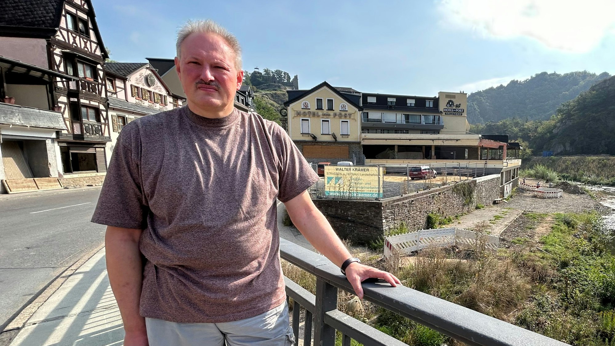 Günter Lang, Inhaber des Hotels zur Post, in Altenahr, steht im September 2023 auf der Brücke des beim Hochwasser im Sommer 2021 völlig zerstörten Orts