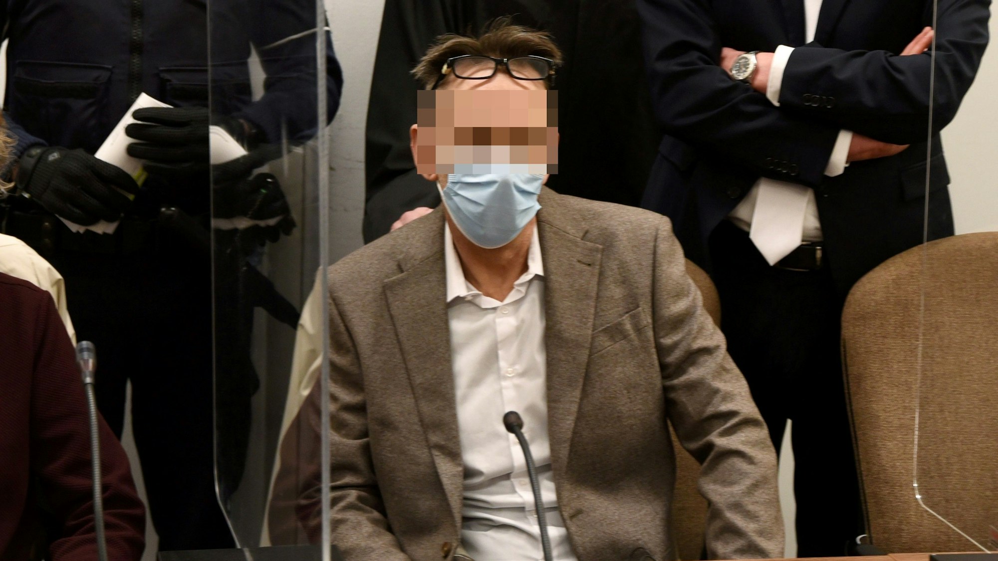 Drach-Komplize Eugen W. sitzt im Gerichtssaal.