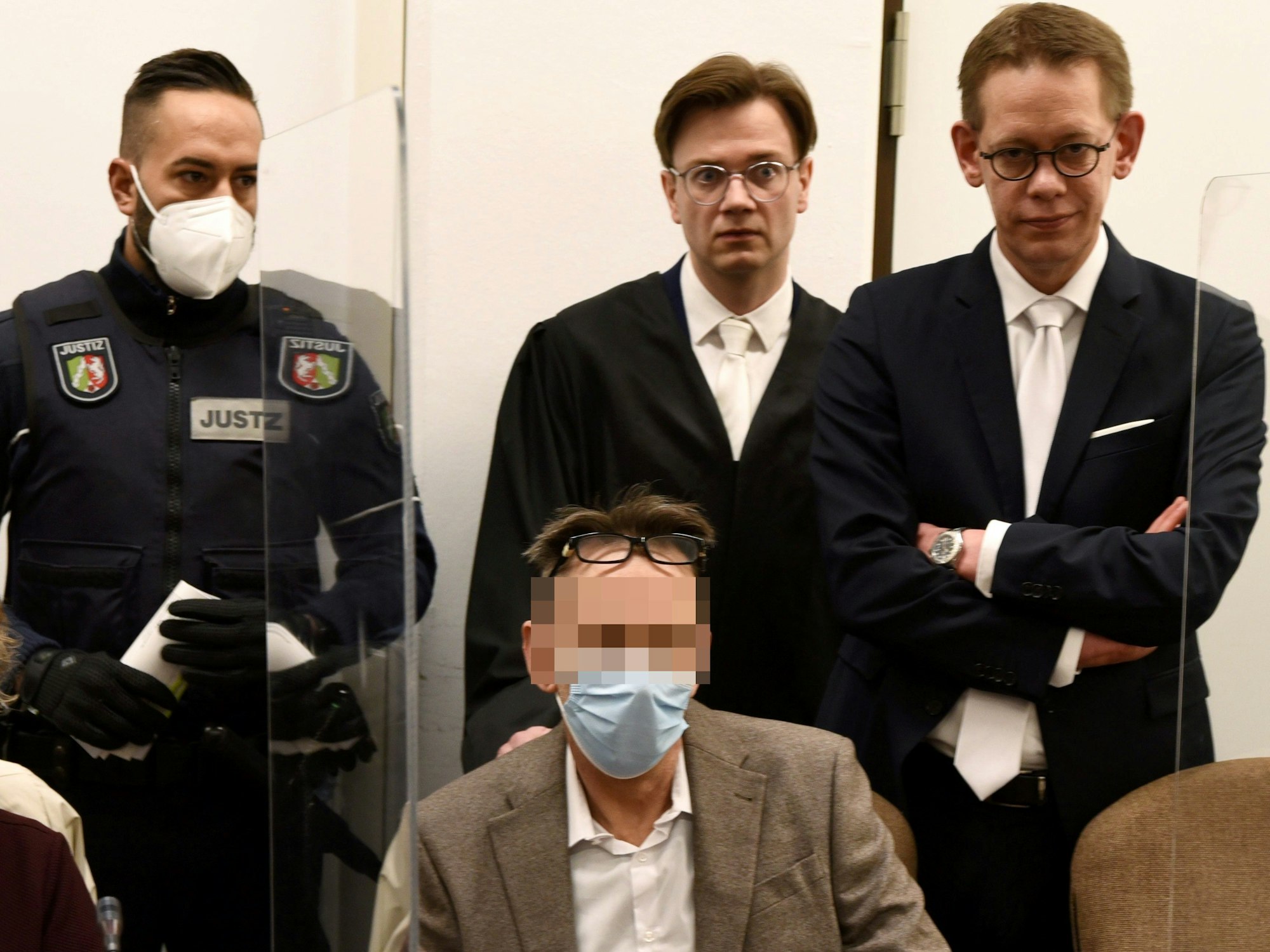 Der mutmaßliche Drach-Komplize Eugen W. beim Prozessauftakt mit den Verteidigern Sebastian Dobritzsch und Wolfgang Heer (r.) und einem Wachtmeister