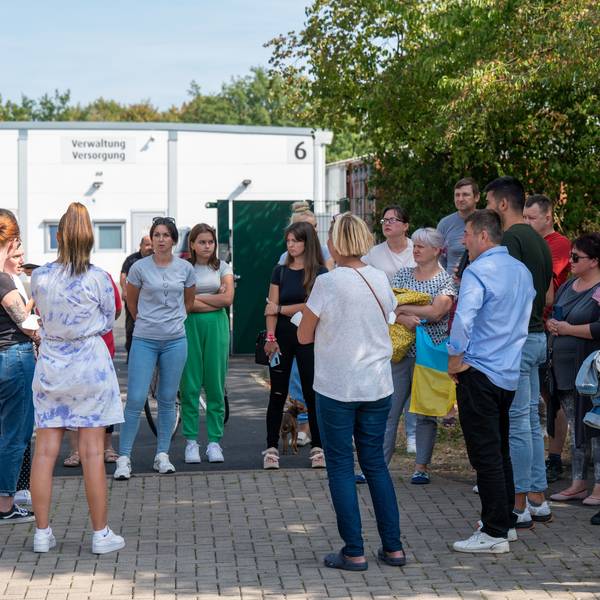 Ukrainische Geflüchtete protestieren vor Flüchtlingsunterkunft gegen die gemeinsame Unterbringung mit Sinti und Roma.