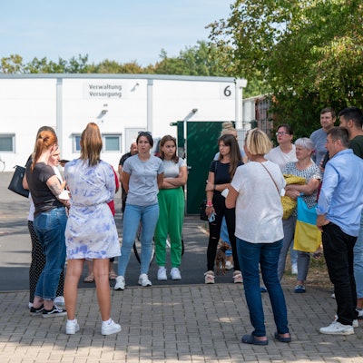 Ukrainische Geflüchtete protestieren vor Flüchtlingsunterkunft gegen die gemeinsame Unterbringung mit Sinti und Roma.
