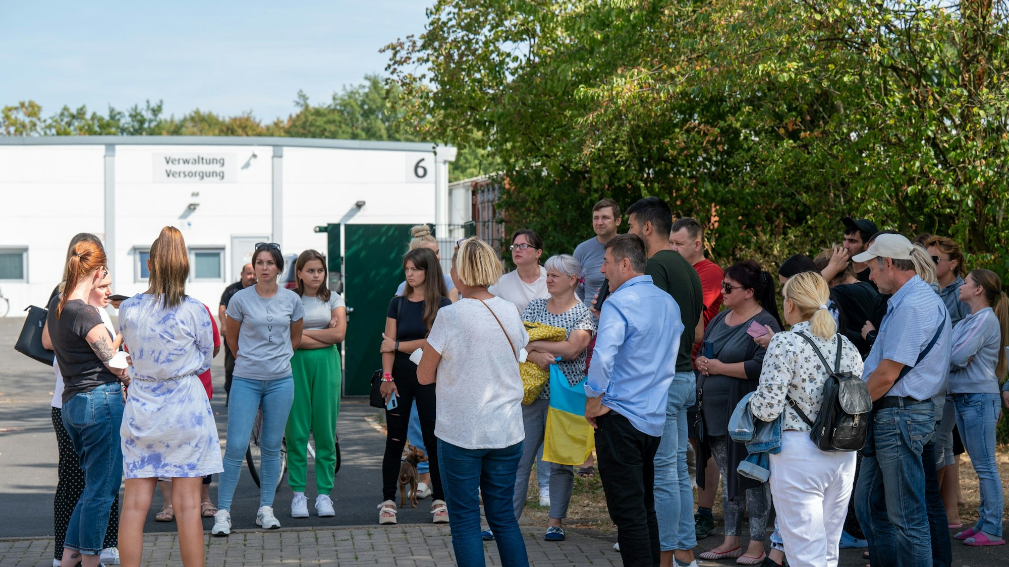 Ukrainische Geflüchtete protestieren vor Flüchtlingsunterkunft gegen die gemeinsame Unterbringung mit Sinti und Roma.
