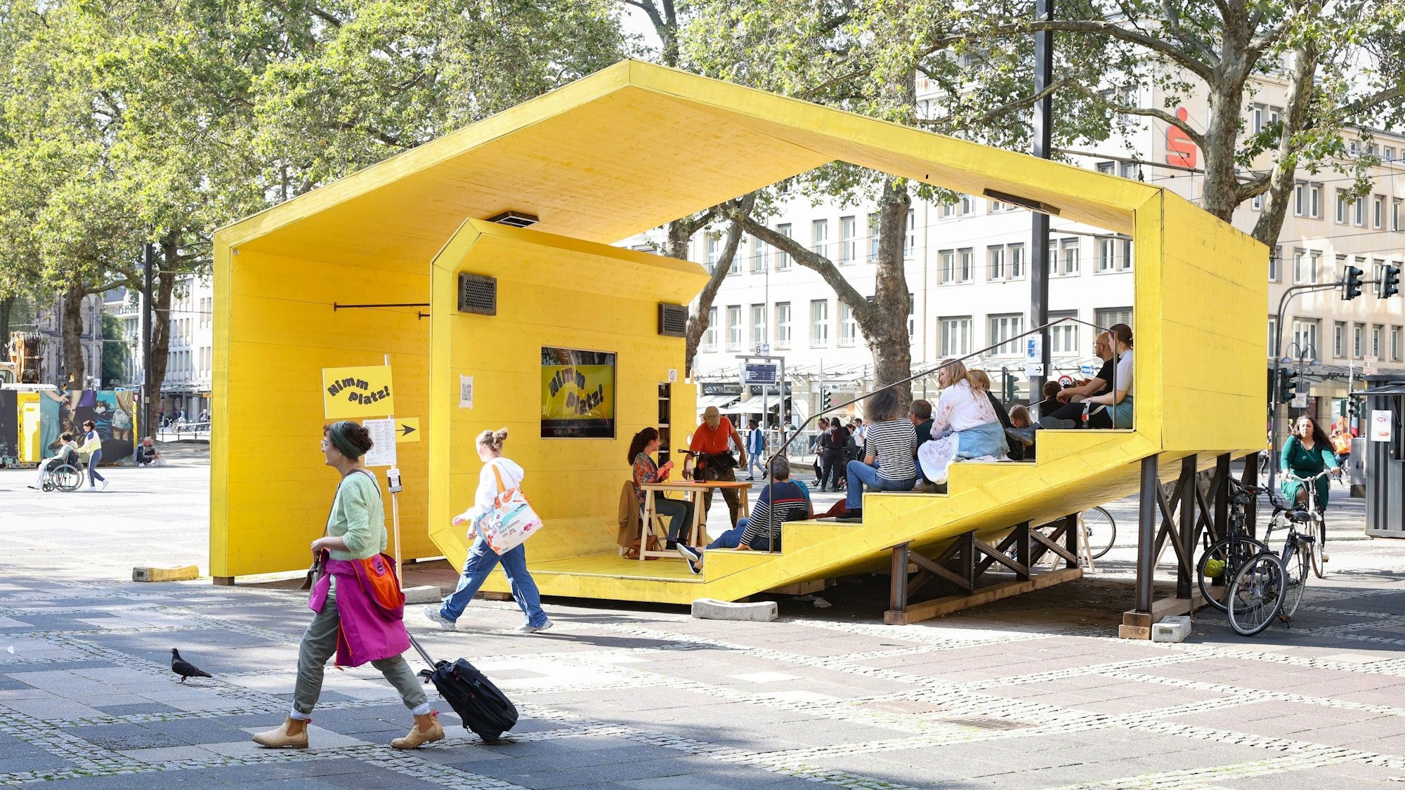 Eine mobile Veranstaltungsfläche steht auf dem Kölner Neumarkt.