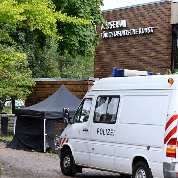 Ein Wagen der Spurensicherung der Polizei steht vor dem Museum für Ostasiatische Kunst.