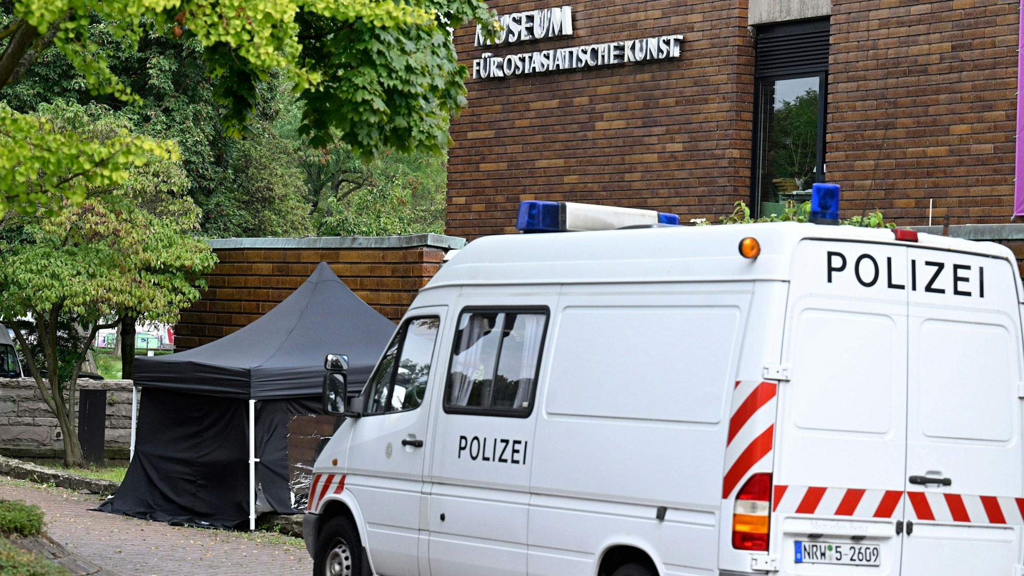 Ein Wagen der Spurensicherung der Polizei steht vor dem Museum für Ostasiatische Kunst.