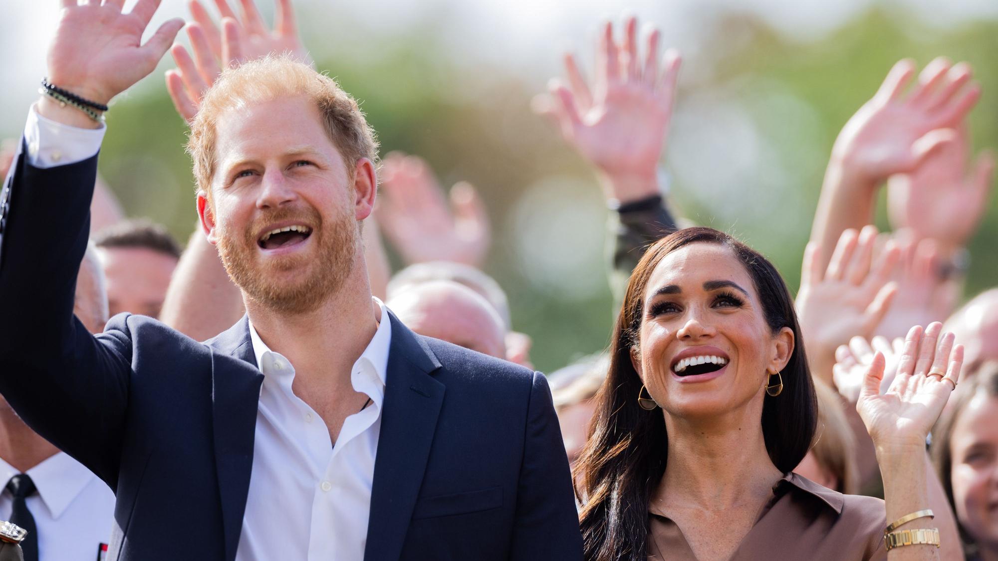 Prinz Harry und seine Frau Meghan, Herzogin von Sussex, nehmen am Rande der 6. Invictus Games in der Merkur Spiel-Arena an einem Treffen mit NATO-Vertretern teil.