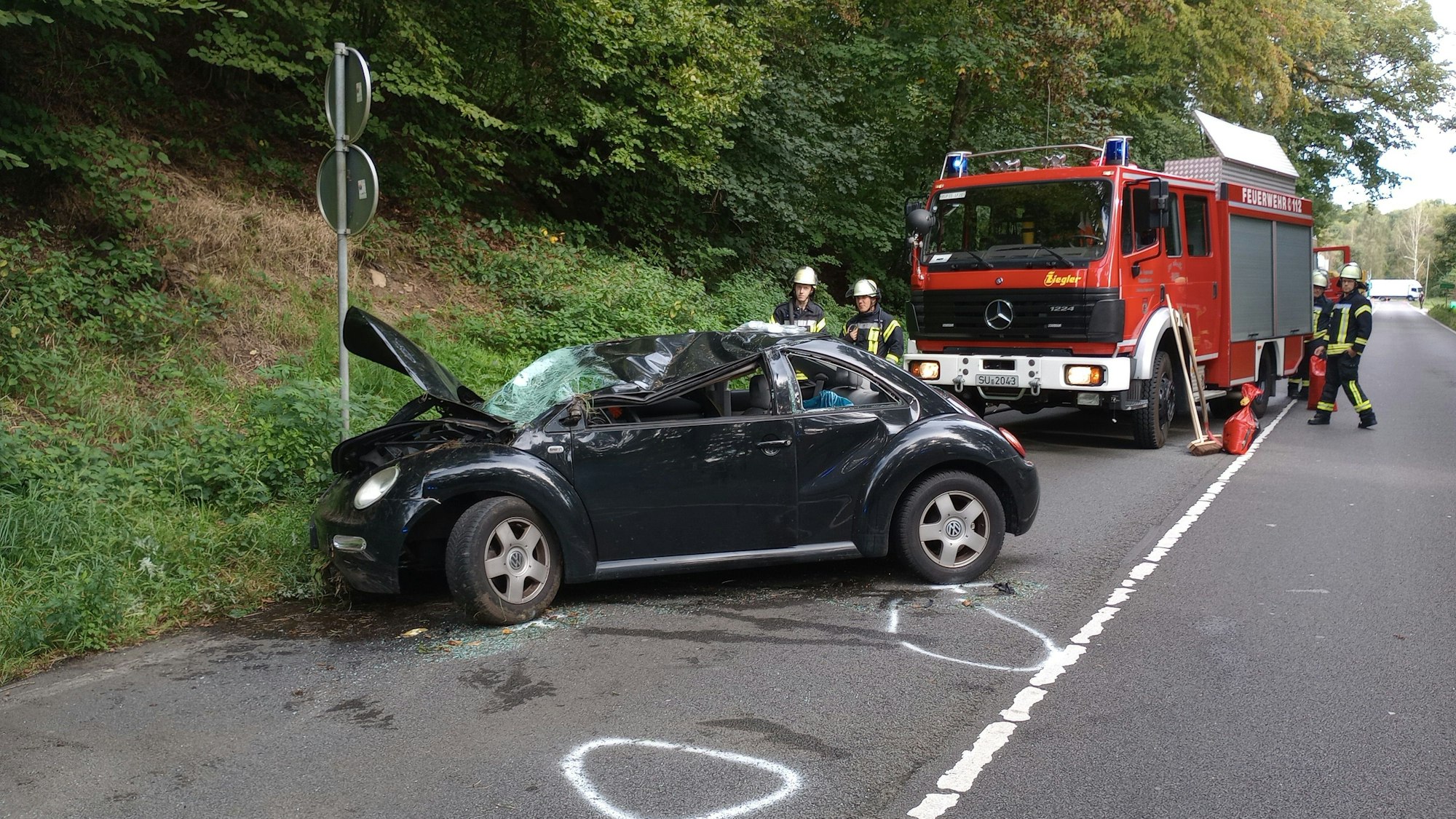 Ein zerstörtes Auto nach einem Unfall.