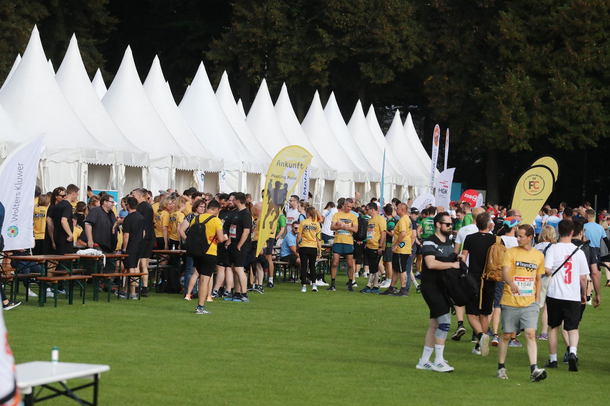 Treffpunkt vor und nach dem Lauf waren zahlreiche Zelte auf den Vorwiesen des Stadions.