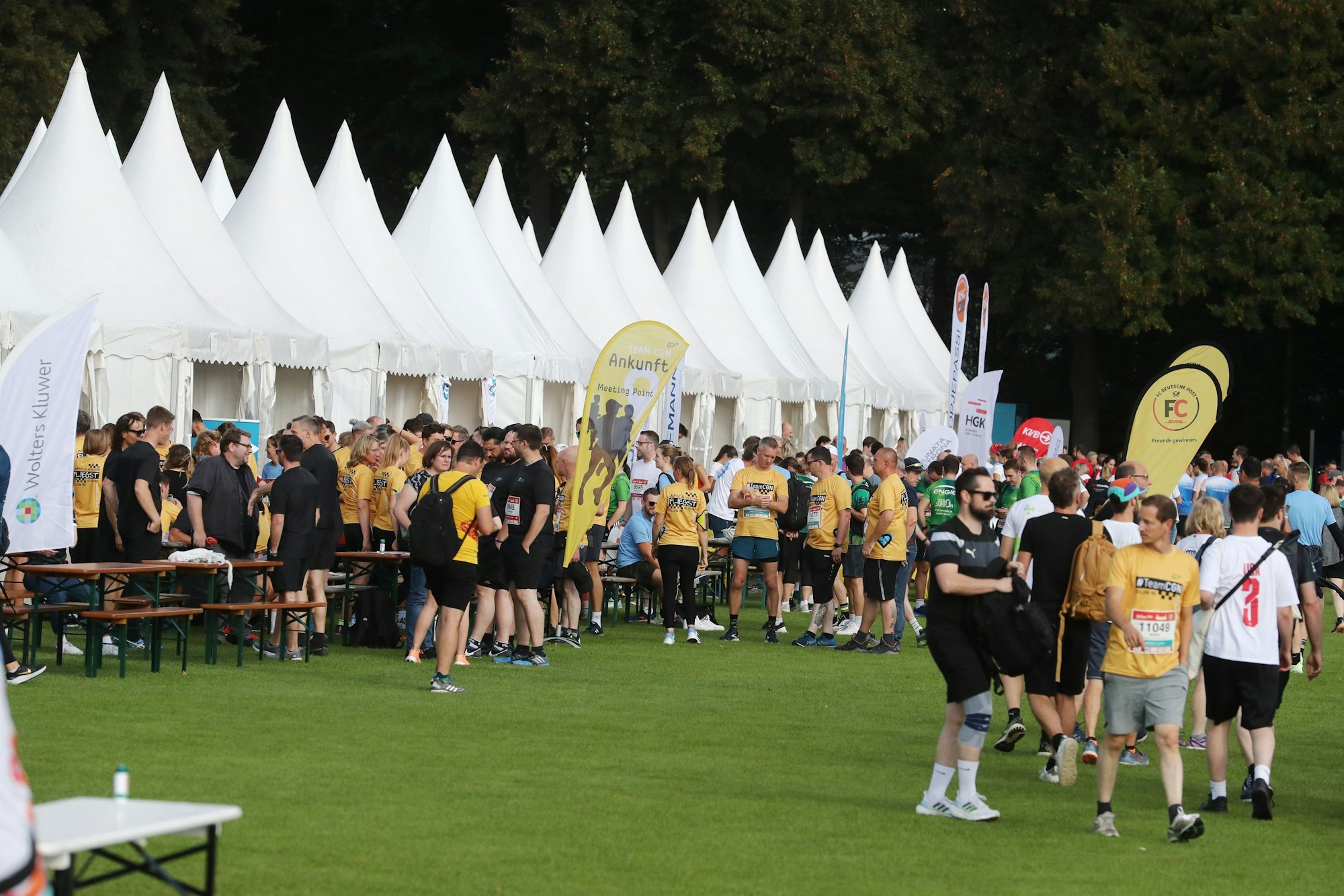 Treffpunkt vor und nach dem Lauf waren zahlreiche Zelte auf den Vorwiesen des Stadions.