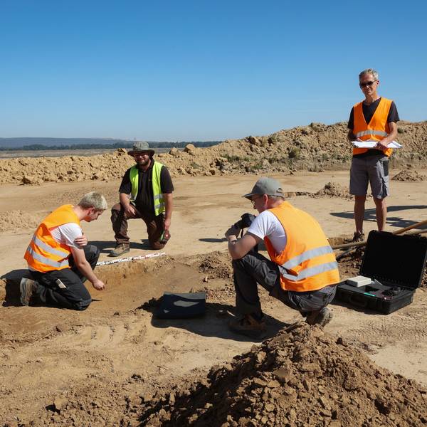 In den Abbaugebieten der Braunkohle-Tagebaue liegen noch zahlreiche archäologische Artefakte im Boden. Archäologen des LVR versuchen, die Überbleibsel zu retten. Besuch bei einer Ausgrabung im Tagebau Inden.